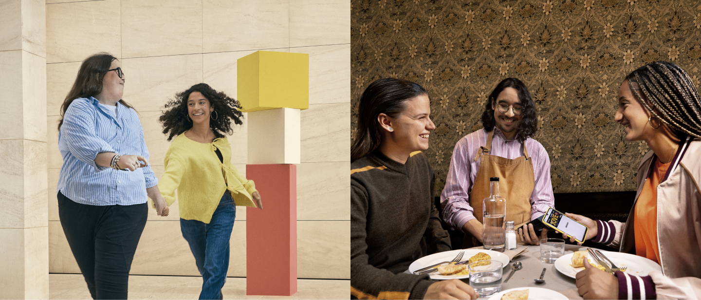 Joves a una muntanya russa i a una masia